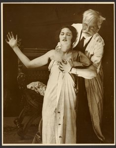 [Alphonse Mucha en traje con su hija Jaroslava como modelo para el cartel, "De Forest Phonofilm", la primera película sonora proyectada en el cine Bio Adria (Praga), Zbiroh, Bohemia]. de Alphonse Maria Mucha