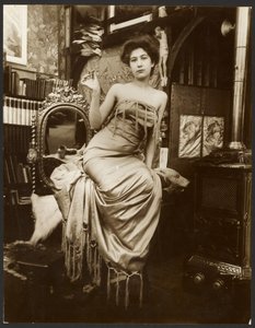 [Modelo femenino sosteniendo una rama de laurel, París] de Alphonse Maria Mucha