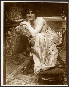 [Modelo femenina posando para el panel decorativo "Esmeralda", utilizado a principios de los años 30 para otros dibujos y pinturas, París]. de Alphonse Maria Mucha