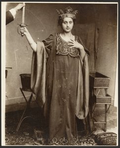 [Modelo femenino con corona y espada en la mano] de Alphonse Maria Mucha