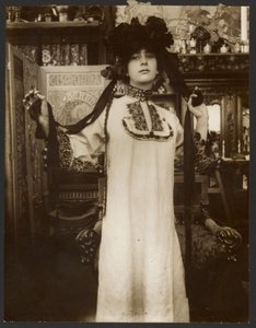 [Modelo femenina con larga túnica blanca y sombrero con lazos, París].