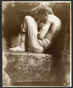 [Modelo masculino en posición fetal, París] de Alphonse Maria Mucha