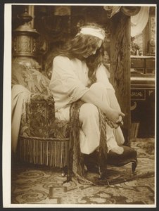 [Modelo para la ilustración de "Cloches de Noël et de Pâques" de Emil Gebhart, París]. de Alphonse Maria Mucha