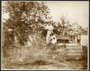 [La Sra. Marie Mucchová con su hija Jaroslava en el parque de Zbiroh, Bohemia].