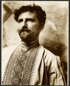 [Autorretrato con camisa elegante]