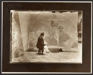 [Autorretrato de Alphonse Mucha trabajando en "Lunette, a través de la fuerza hacia la libertad, a través del amor hacia la unidad" para la Casa Municipal del Ayuntamiento de Praga].