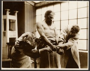 [Tres modelos posan para el "grupo simbólico" en el cuadro "La fiesta de San Vito en Rügan", del "Ciclo épico de los eslavos, Zbiroh, Bohemia"]. de Alphonse Maria Mucha