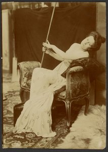 [Mujer modelando en un banco] de Alphonse Maria Mucha