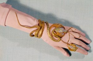 Brazalete y anillo de la comediante Henriette Rosine Bernard, llamada Sarah Bernhardt de Alphonse Mucha