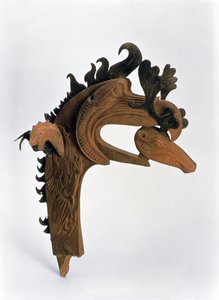 Terminal que representa a un grifo sosteniendo un ciervo en su pico, de los Túmulos Funerarios de Pazyryk, siglo V a.C. (cuero y madera)