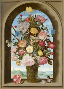 Jarrón de flores en una ventana
