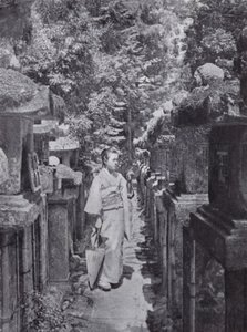 Una devota contando las linternas de piedra en Kasuga (foto en blanco y negro)