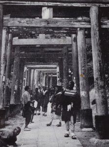 Una aproximación al Templo Shinto de Inari (foto en b/n) de American Photographer (after)