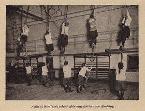Chicas atléticas de una escuela de Nueva York practicando escalada de cuerda