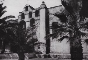 California: Campanas de la Misión San Gabriel, fundada en 1771, en las laderas de colinas cubiertas de amapolas cerca de Pasadena de American Photographer (after)