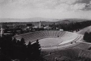 California: Berkeley, Estadio Memorial de la Universidad de California, con capacidad para 75,000 personas de American Photographer (after)