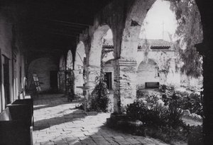 California: Misión San Juan Capistrano, fundada en 1776, al sur de Los Ángeles de American Photographer (after)