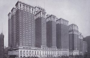 Chicago: El Hotel Stevens, con el Hotel Blackstone a la derecha de American Photographer (after)