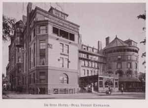 Hotel De Soto, entrada de Bull Street (foto en blanco y negro) de American Photographer (after)