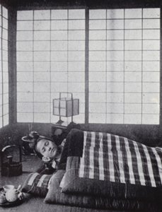 Niña dormida entre edredones con una almohada de madera de American Photographer (after)