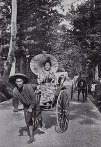Chicas japonesas en jinrikshas (foto en blanco y negro)
