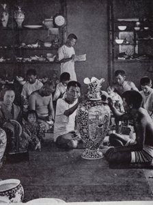 Decoradores de porcelana trabajando en las famosas obras de Kinkosan en Awata, Kioto de American Photographer (after)