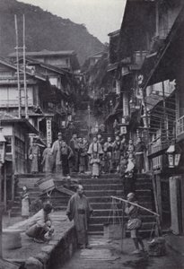 La calle principal en Ikao, un pueblo de aguas termales