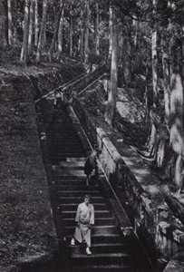 Las escaleras que conducen a la tumba del Shogun Ieyasu (foto en b/n) de American Photographer (after)