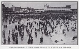 Veinte mil personas en trajes de baño en la playa y en el mar cerca del muelle de Young de American Photographer (after)