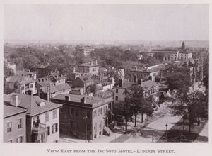 Vista al este desde el Hotel De Soto, Liberty Street (foto en blanco y negro)