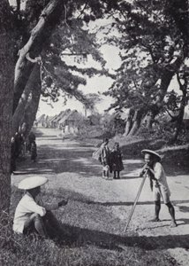 Caminantes descansando en el antiguo camino principal de Tokio a Kioto de American Photographer (after)