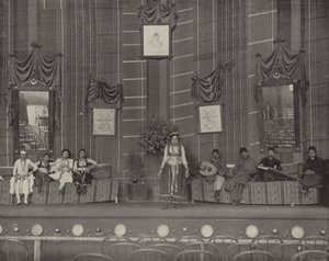 Un baile en el teatro de la calle de El Cairo