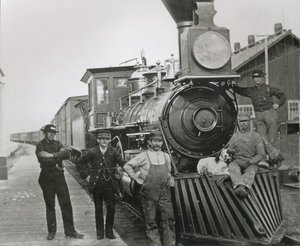 Un tren de carga del ferrocarril Central Pacific con la tripulación en Mill City, Nevada de American Photographer