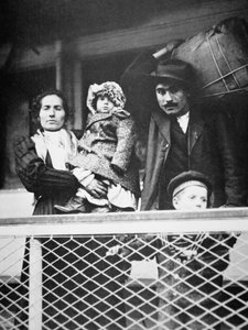 Una familia italiana migrante en el ferry de Ellis Island a la ciudad de Nueva York