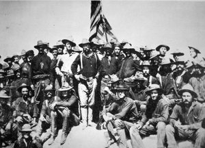 Un triunfante Theodore Roosevelt con sus 