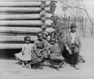 Hombre afroamericano con niños cerca de Thomasville, Georgia de American Photographer