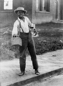Niño limpiabotas afroamericano, c.1899 de American Photographer