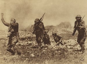 Estados Unidos en la Primera Guerra Mundial: El peligro de los ataques con gas fue inculcado a nuestros hombres por todos los medios con el fin de imponer la obediencia a las órdenes del ejército relativas a llevar y usar máscaras de gas (b / w foto) de American Photographer