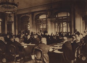 Estados Unidos en la Primera Guerra Mundial: Georges Clemenceau, primer ministro de Francia, entrega a los delegados alemanes los términos de paz de los Aliados en el Hotel Trianon Palace, Versalles, 7 de mayo. de American Photographer