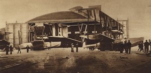 Estados Unidos en la Primera Guerra Mundial: NC-3 y NC-4 delante de su hangar listos para el vuelo transatlántico (foto b/n) de American Photographer