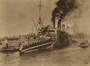 Estados Unidos en la Primera Guerra Mundial: El "Leviathan", antiguo transatlántico alemán "Vaterland", sale de Hoboken rumbo a Francia (foto en blanco y negro). de American Photographer