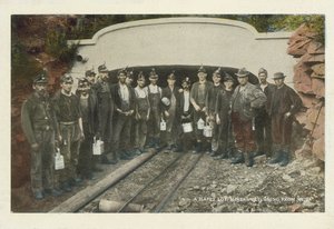 Minería del carbón estadounidense: Un lote feliz, mineros volviendo del trabajo (foto en color)