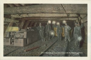 Minería del carbón en Estados Unidos: Transporte de vagones con motor eléctrico a 1000 pies bajo la superficie (foto en color) de American Photographer