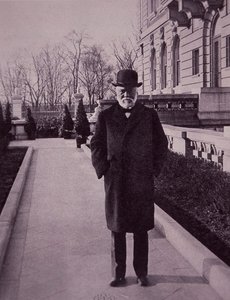 Andrew Carnegie fuera de su mansión en la Quinta Avenida, Nueva York de American Photographer
