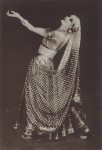 Ann Pavlova como Rhada en "Oriental Impressions" (foto en blanco y negro) de American Photographer