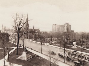Vista aérea del parque Grand Circus, con la avenida Woodward, el monumento a Pingree, el monumento a Maybury, la iglesia Central M E y el edificio de la YMCA, Detroit, Michigan (fotografía en blanco y negro). de American Photographer