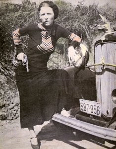 Bonnie Parker posando 