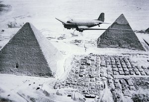 C-47 volando sobre las pirámides de Egipto