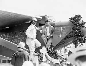El capitán y la Sra. P Erwin en la inauguración del Dallas Spirit en Love Field, 6 de agosto de 1927 de American Photographer