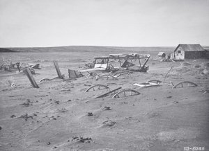 Coche y maquinaria agrícola enterrados por polvo y arena, Dallas, Dakota del Sur